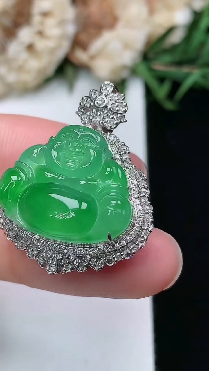 天然A货翡翠佛公吊坠，尺寸28.9-23-12.6，裸石15.7-18.8，重量:6.00g
3月17日