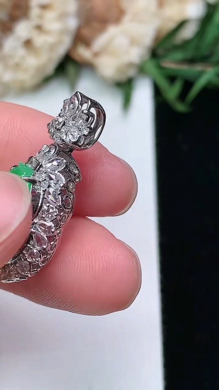 天然A货翡翠葫芦吊坠，尺寸26.9-13.7-9.4，裸石12.6-9.5，重量:3.62g
3月17日