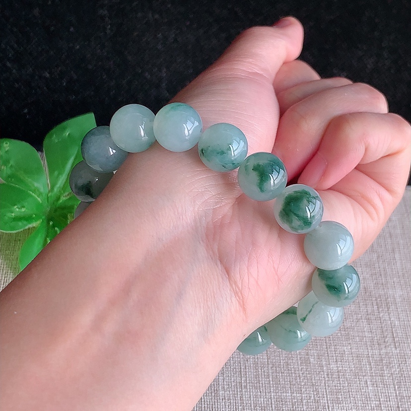 天然A货翡翠飘花圆珠佛珠手串17颗 
尺寸11.8mm 重量51.30g 0315