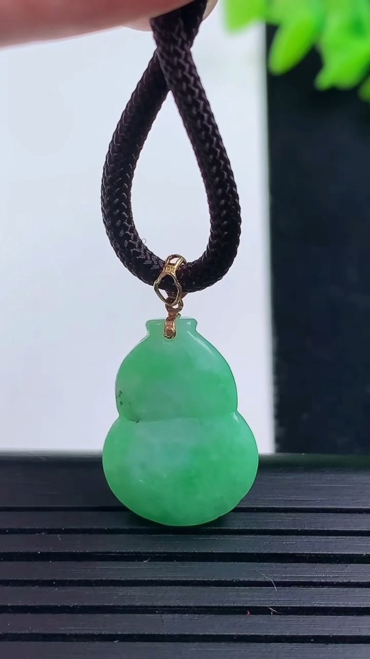 天然A货翡翠葫芦吊坠尺寸19-13.8-5.8重量:2.88g
3月17日