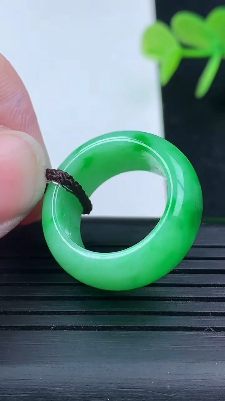 天然A货翡翠指环戒指尺寸16.7-9.3-3.6重量:6.77g2026年3月17日
工厂直销收藏佳品,种好水足，色泽均匀，有种有色，上手高大气！