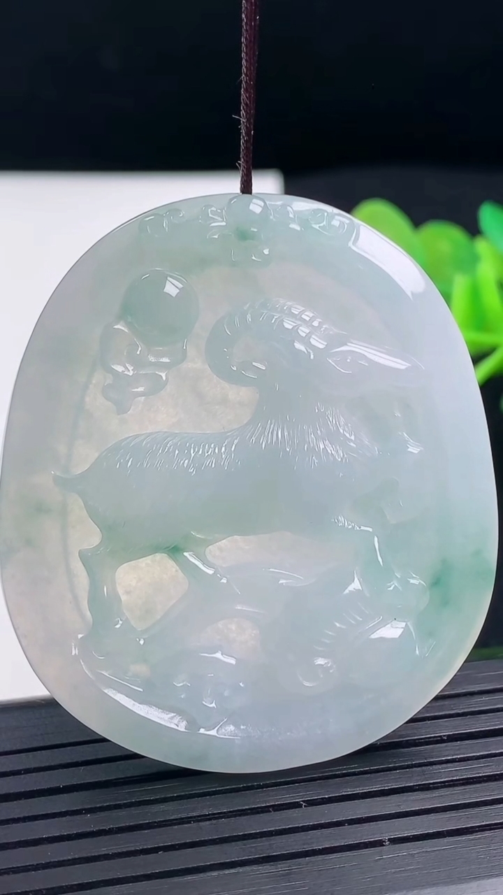 天然A货翡翠飘花生肖羊吊坠尺寸50.8-44.4-5.7重量:24.85g
3月17日