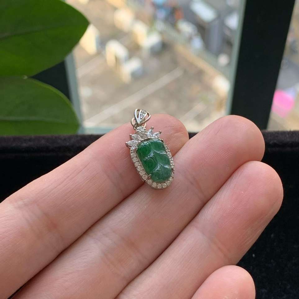 A货天然翡翠冰糯种925银满绿叶子吊坠重量1.42
3月17日