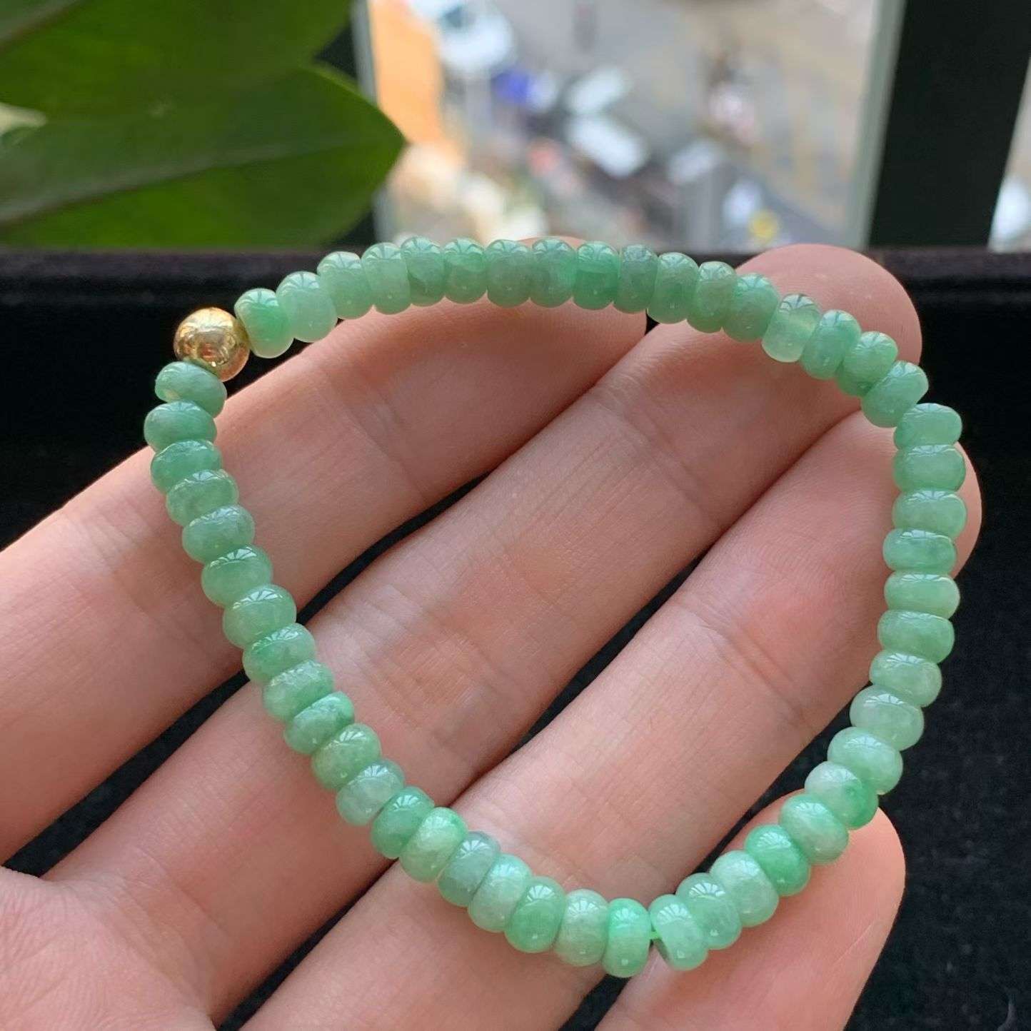 A货天然翡翠冰糯种满绿算盘珠手链重量11.93
3月17日