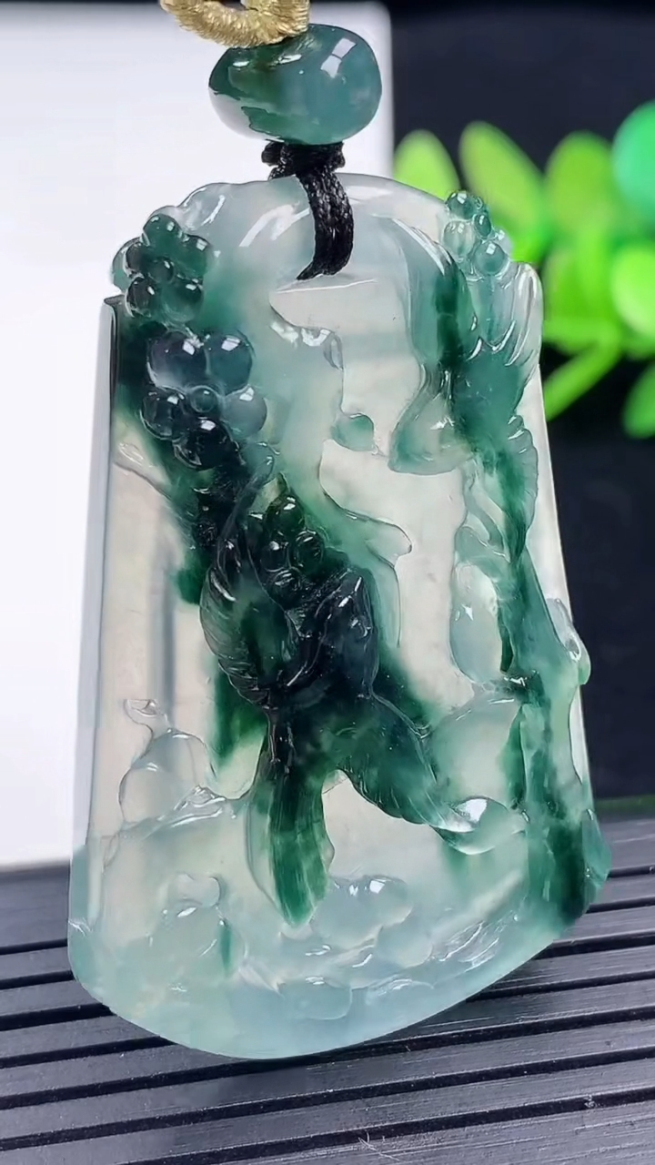 天然A货翡翠种飘花鸟语花香吊坠尺寸46.5-30.4-5.5重量:16.95g
3月17日