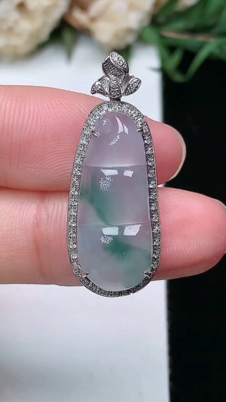 天然A货翡翠飘花福豆吊坠，尺寸29.9-11.6-6.5，裸石21.8-9
3月17日