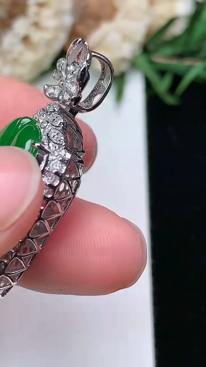 天然A货翡翠金枝玉叶 叶子吊坠，尺寸38.8-16.8-10.6，裸石25-13.4，重量:6.95g
3月17日