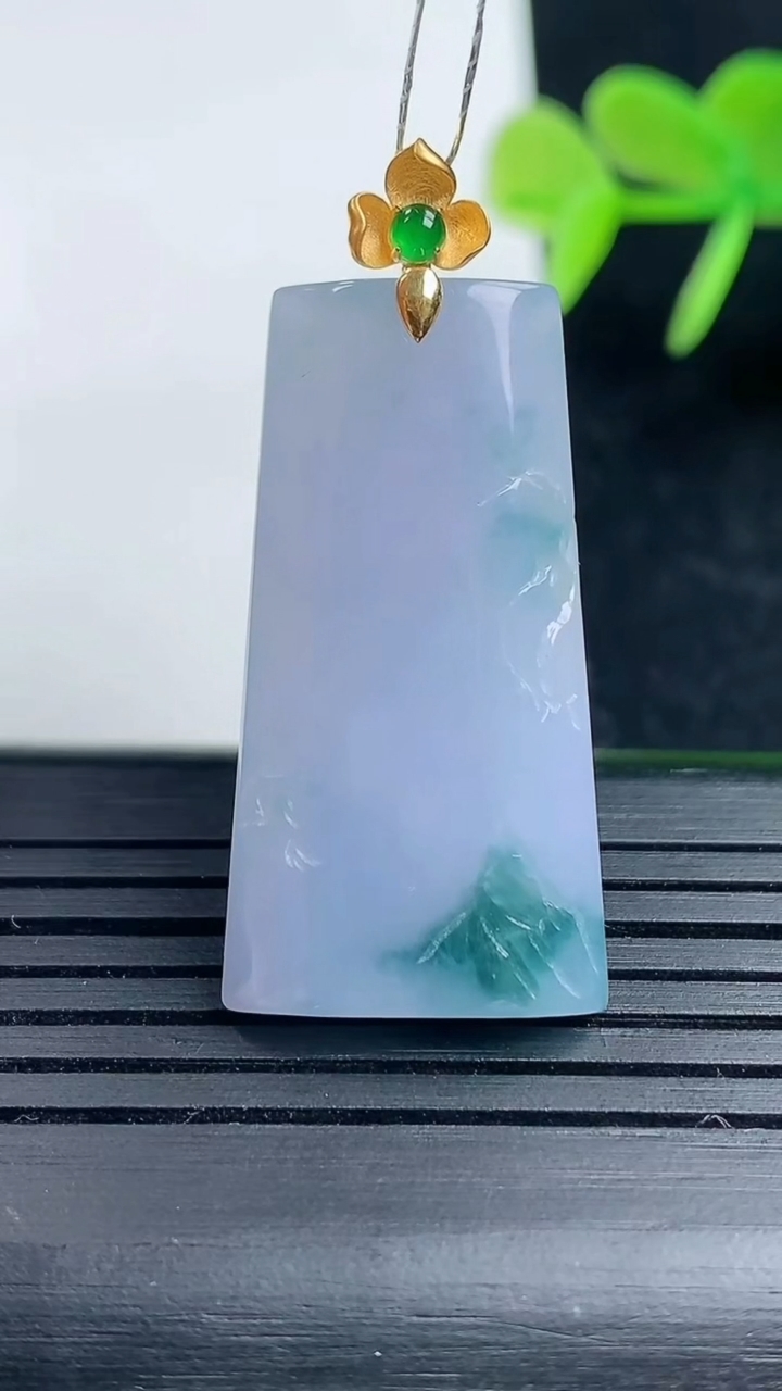 天然A货翡翠18K金紫罗兰飘花无事牌吊坠尺寸32.1-16.7-5重量:7.94g
3月17日