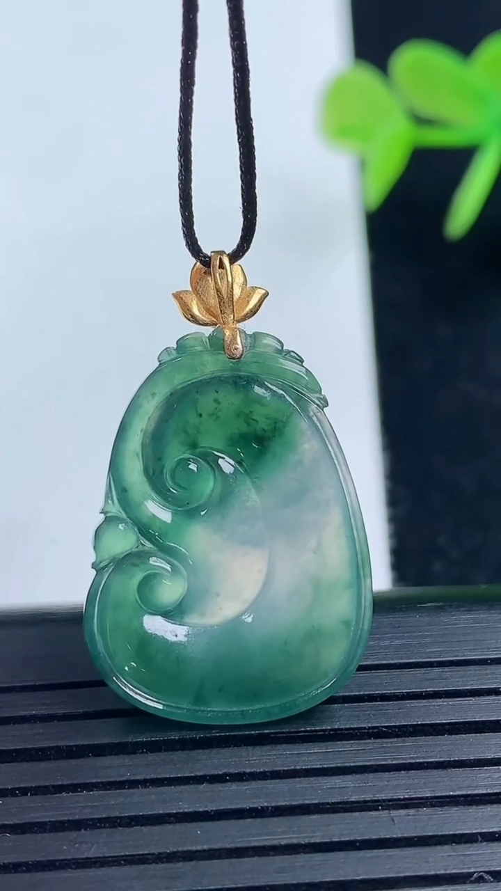 天然A货翡翠种飘花如意吊坠尺寸24.5-17.8-3.6重量:3.36g
3月17日