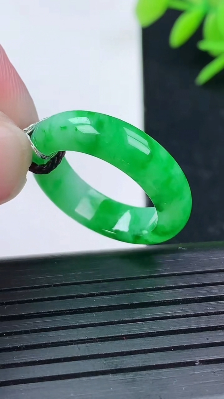 天然A货翡翠指环戒指尺寸18.2-5.7-3重量:4.31g2026年3月17日
工厂直销收藏佳品,种好水足，色泽均匀，有种有色，上手高大气！