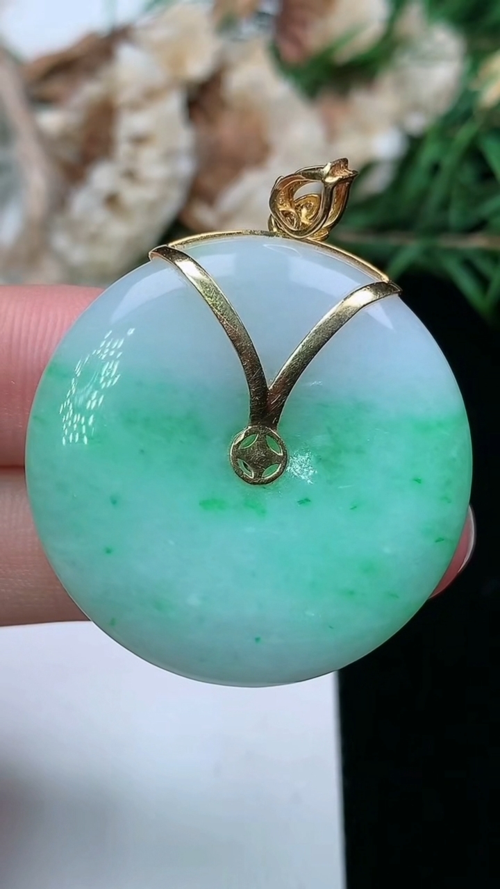 天然A货翡翠平安扣吊坠，尺寸31.6-5.9，重量:13.64g
3月17日