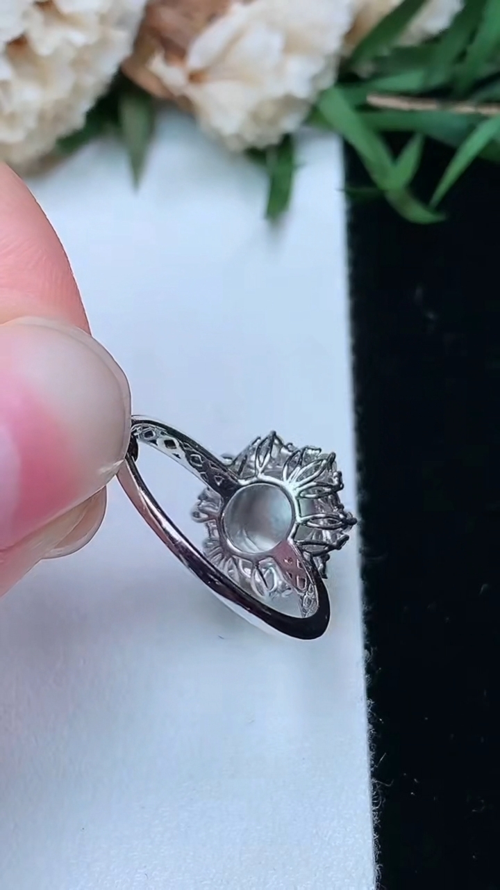 天然A货翡翠蛋面戒指，尺寸16.8-6.8-6，重量:2.46g2026年3月17日
工厂直销收藏佳品,种好水足，色泽均匀，有种有色，上手高大气！