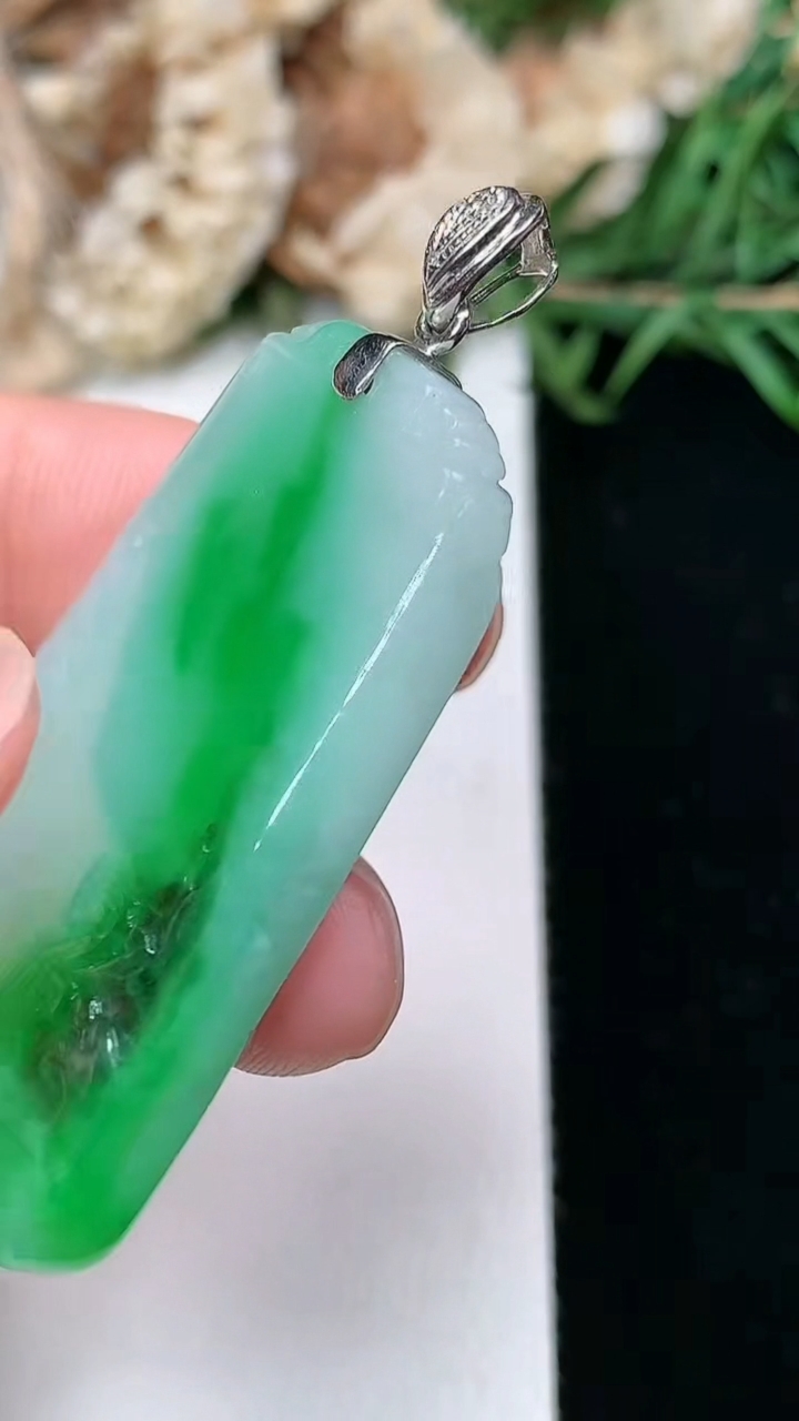 天然A货翡翠仿古无事牌吊坠，尺寸43-26-4.5，重量:13.32g
3月17日