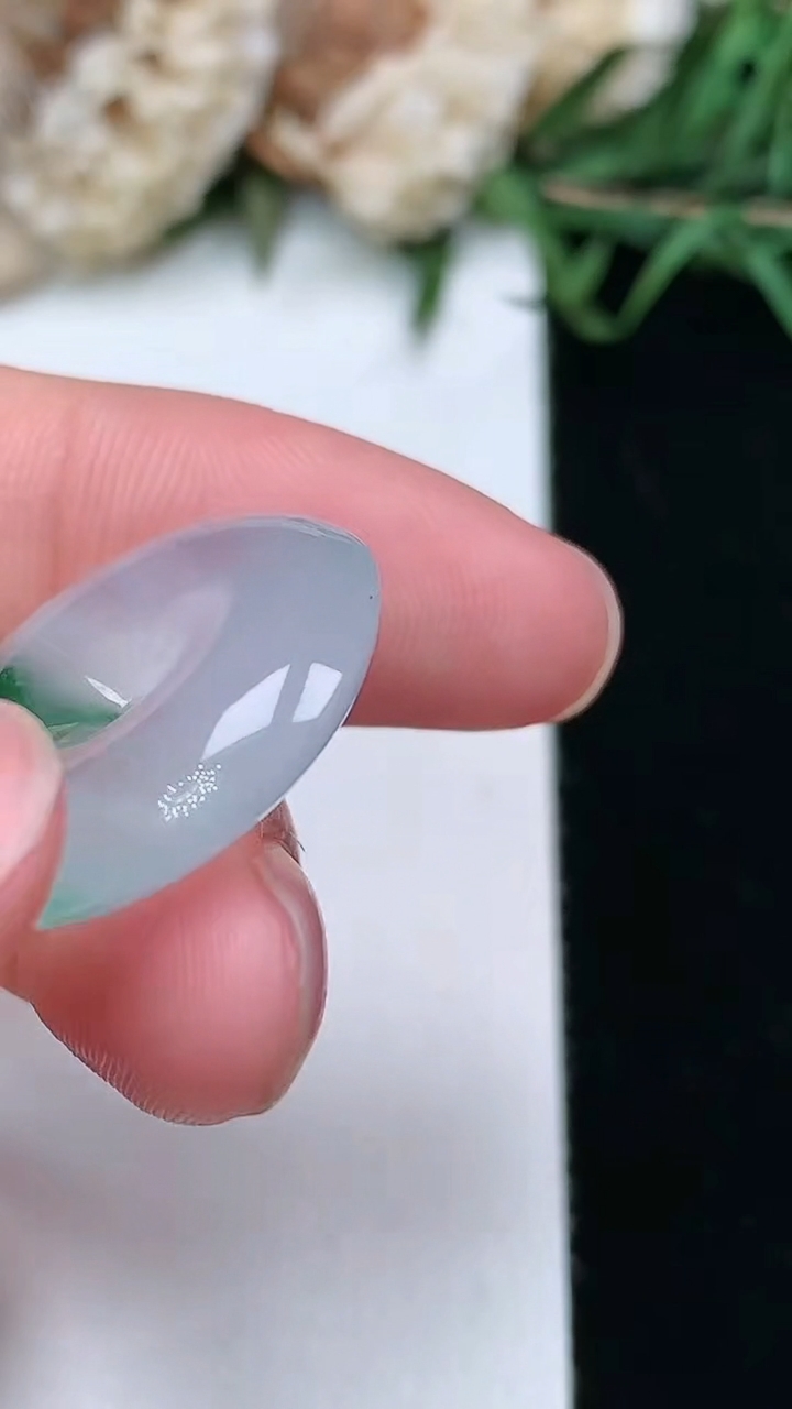 天然A货翡翠平安扣吊坠，尺寸21.8-5.4，重量:5.00g
3月17日