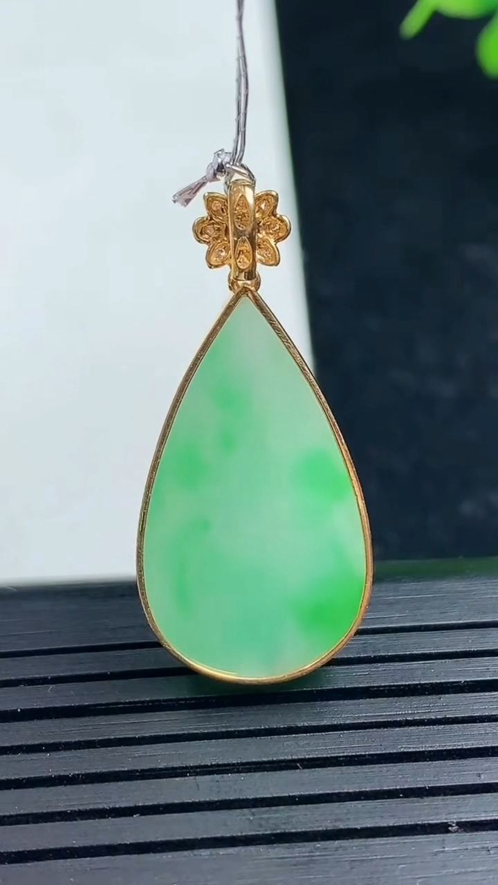天然A货翡翠水滴吊坠尺寸25.3-14.8-3.7重量:4.02g
3月17日