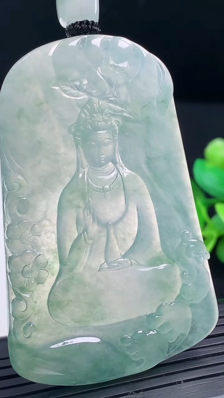天然A货翡翠观音菩萨吊坠尺寸65.5-43.3-4.7重量:34.26g
3月17日