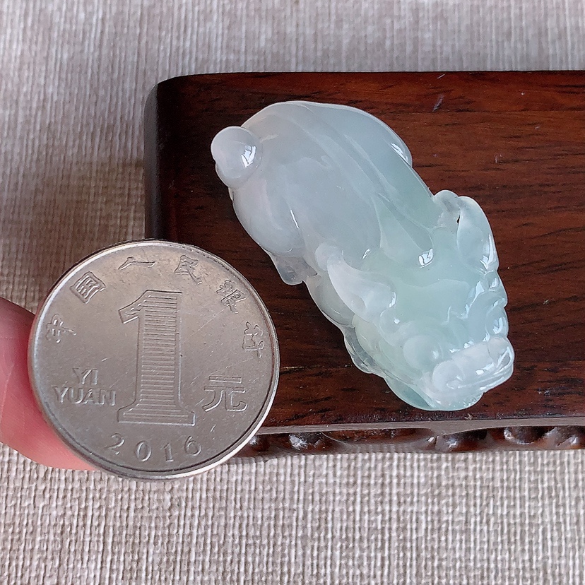 天然A货翡翠晴水招财貔貅吊坠 
尺寸37-18-12mm 重量17.16g 0315