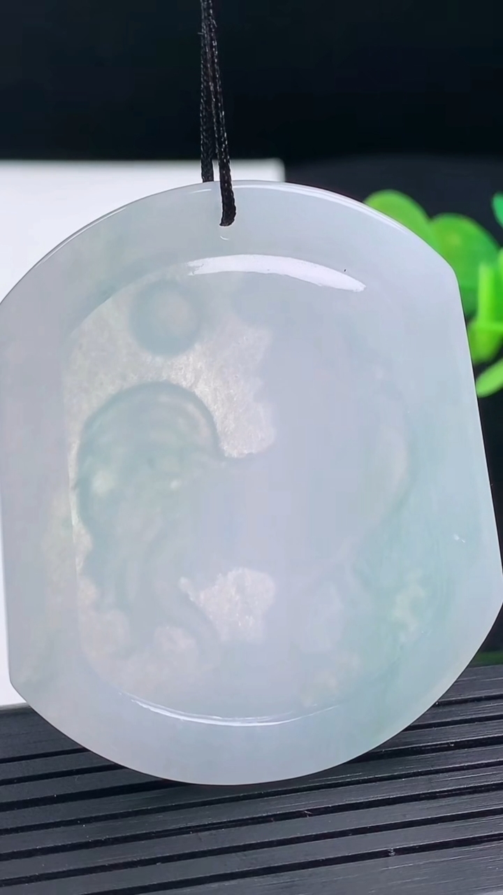 天然A货翡翠生肖鸡吊坠尺寸50.8-43.2-4.5重量:22.01g
3月17日