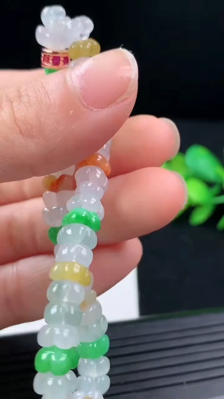 天然A货翡翠三彩四叶草手串尺寸5.5-5.3-2.9重量:14.83g3月17日
工厂直销收藏佳品,种好水足，色泽均匀，有种有色，上手高大气！