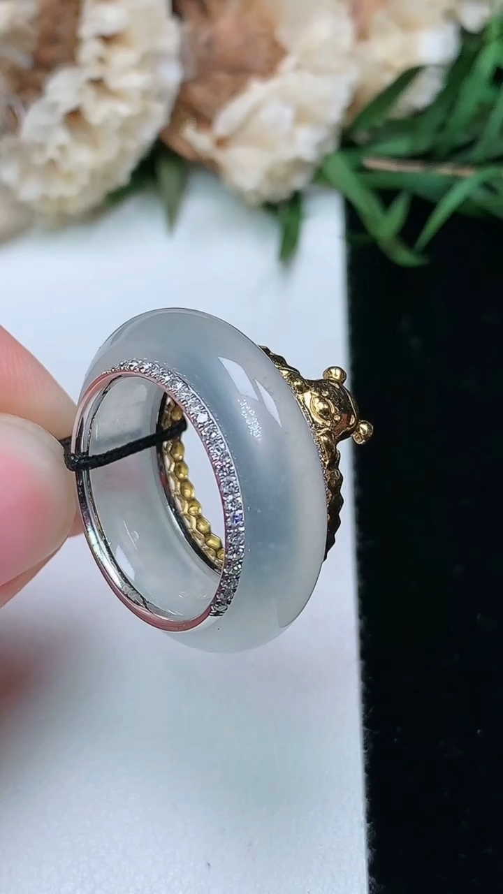 天然A货翡翠白冰指环戒指，尺寸17.2-6-3.8，重量:7.00g2026年3月17日
工厂直销收