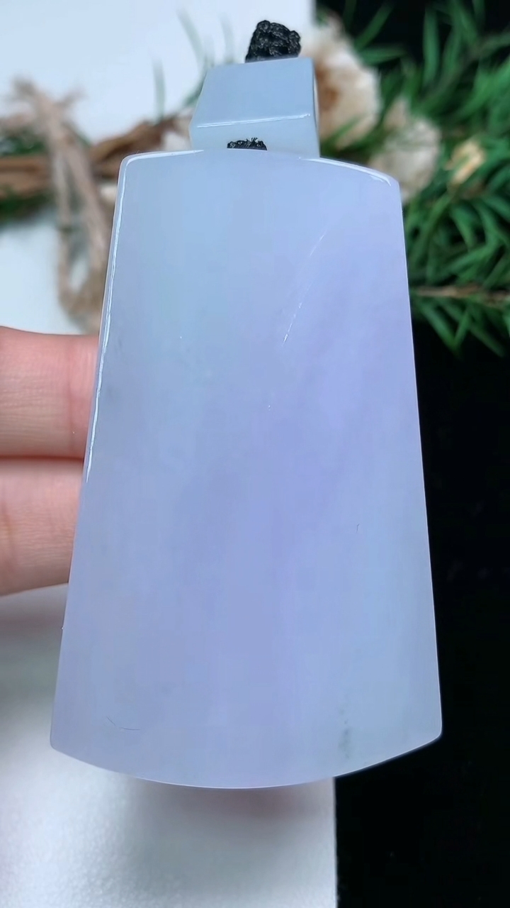 天然A货翡翠春带彩 紫罗兰仿古无事牌吊坠，尺寸60.5-37-12.2，重量:81.30g
3月17日