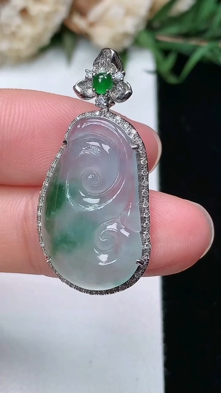 天然A货翡翠飘花如意吊坠，尺寸31.8-15.4-6.3，裸石21.5-13.3，重量:3.68g
3月17日