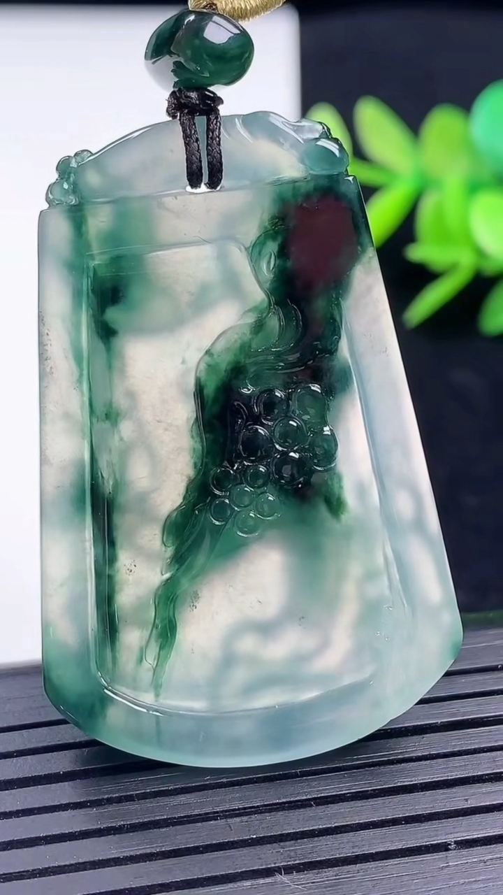 天然A货翡翠种飘花鸟语花香吊坠尺寸46.5-30.4-5.5重量:16.95g
3月17日