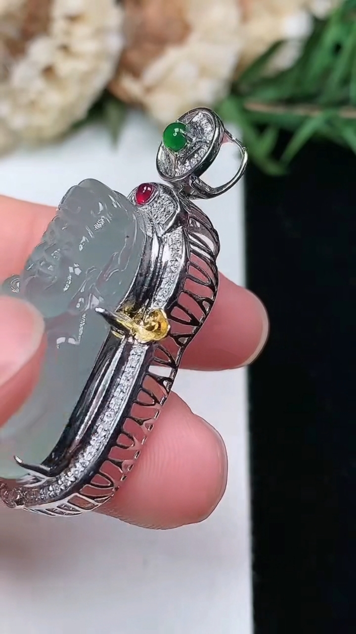 天然A货翡翠白冰财神爷吊坠，尺寸38-20.5-12.8，裸石25.6-17.4，重量:7.30g
3月17日