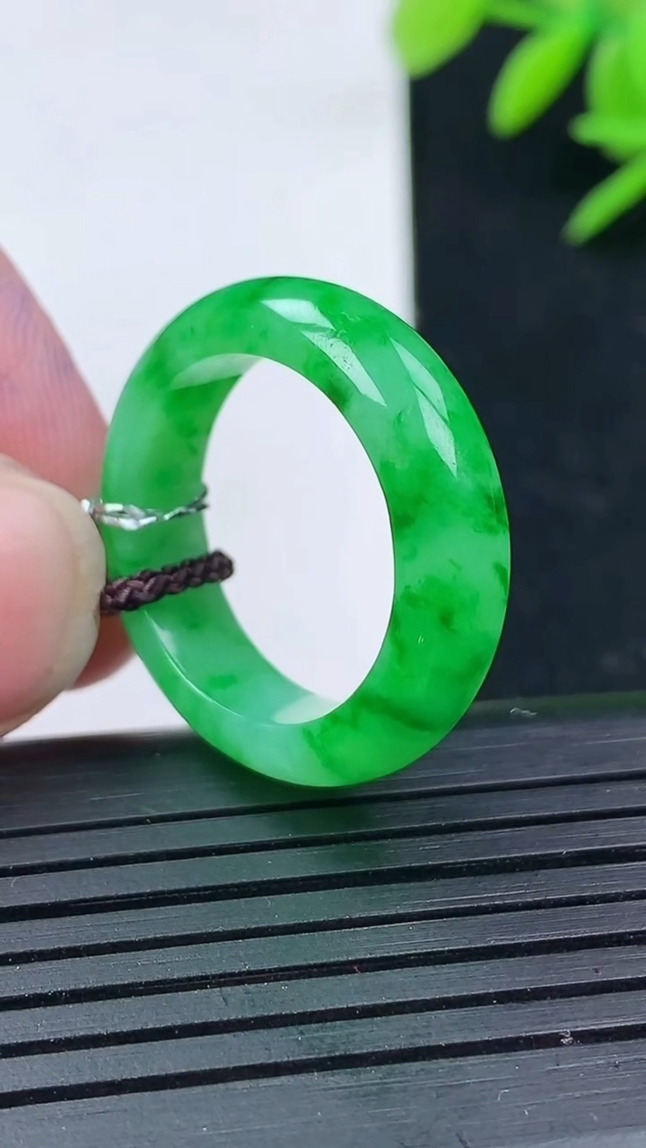 天然A货翡翠指环戒指尺寸18.2-5.7-3重量:4.31g2026年3月17日
工厂直销收藏佳品,