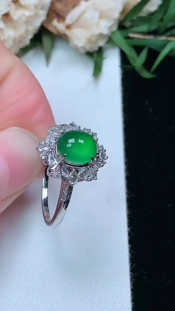 天然A货翡翠蛋面戒指，尺寸16.8-6.8-6，重量:2.46g2026年3月17日
工厂直销收藏佳品,种好水足，色泽均匀，有种有色，上手高大气！