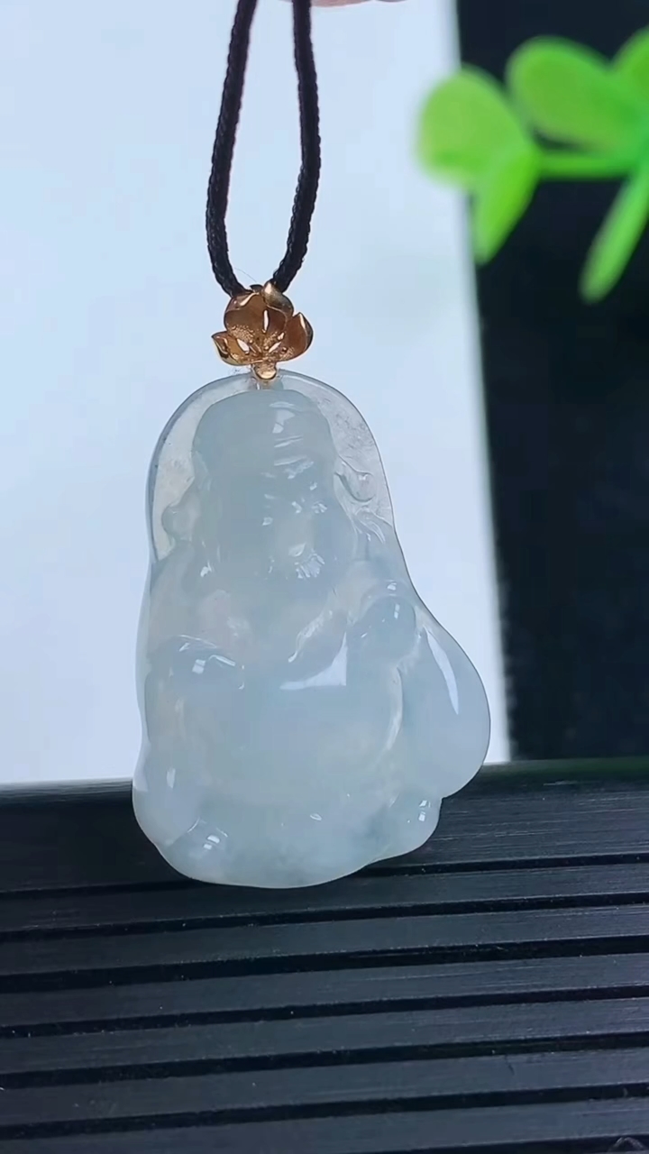 天然A货翡翠财神爷吊坠尺寸24.7-16.9-4.8重量:3.47g
3月17日
