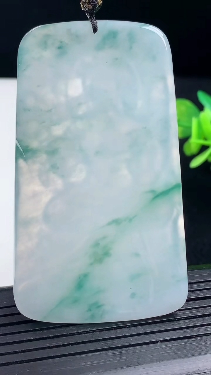 天然A货翡翠冰种飘花不动明王吊坠尺寸65.8-38.2-5.8重量:35.68g
3月17日