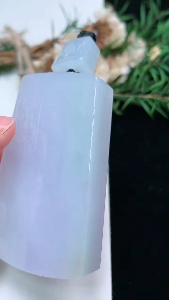 天然A货翡翠春带彩 紫罗兰仿古无事牌吊坠，尺寸60.5-37-12.2，重量:81.30g
3月17日