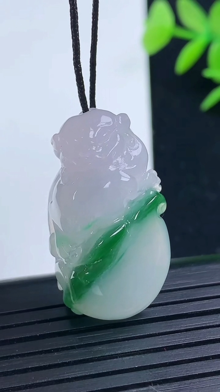 天然A货翡翠貔貅吊坠尺寸31-17.9-10.2重量:9.62g
3月17日