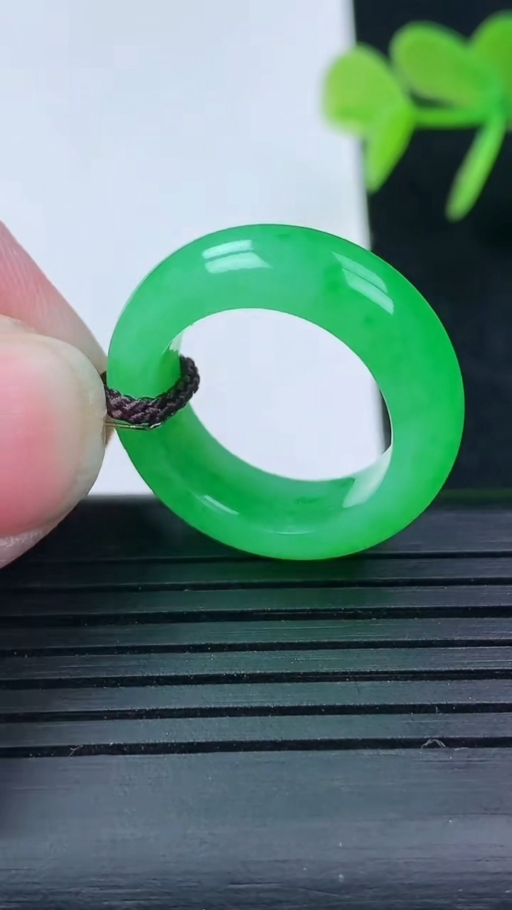 天然A货翡翠指环戒指尺寸16.2-6.6-3.7重量:5.29g2026年3月17日
工厂直销收藏佳品,种好水足，色泽均匀，有种有色，上手高大气！