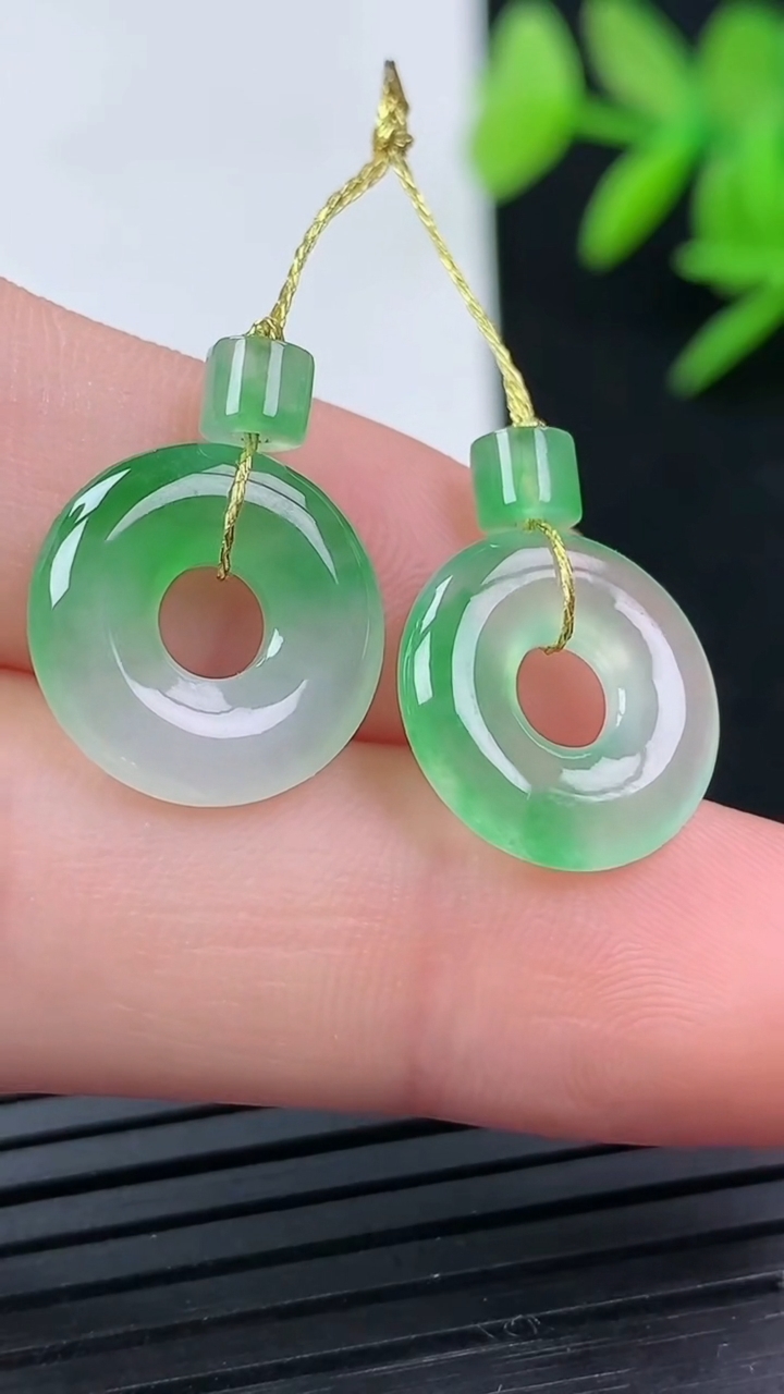 天然A货翡翠平安扣吊坠一对尺寸12.7-2.6重量:2.08g
3月17日