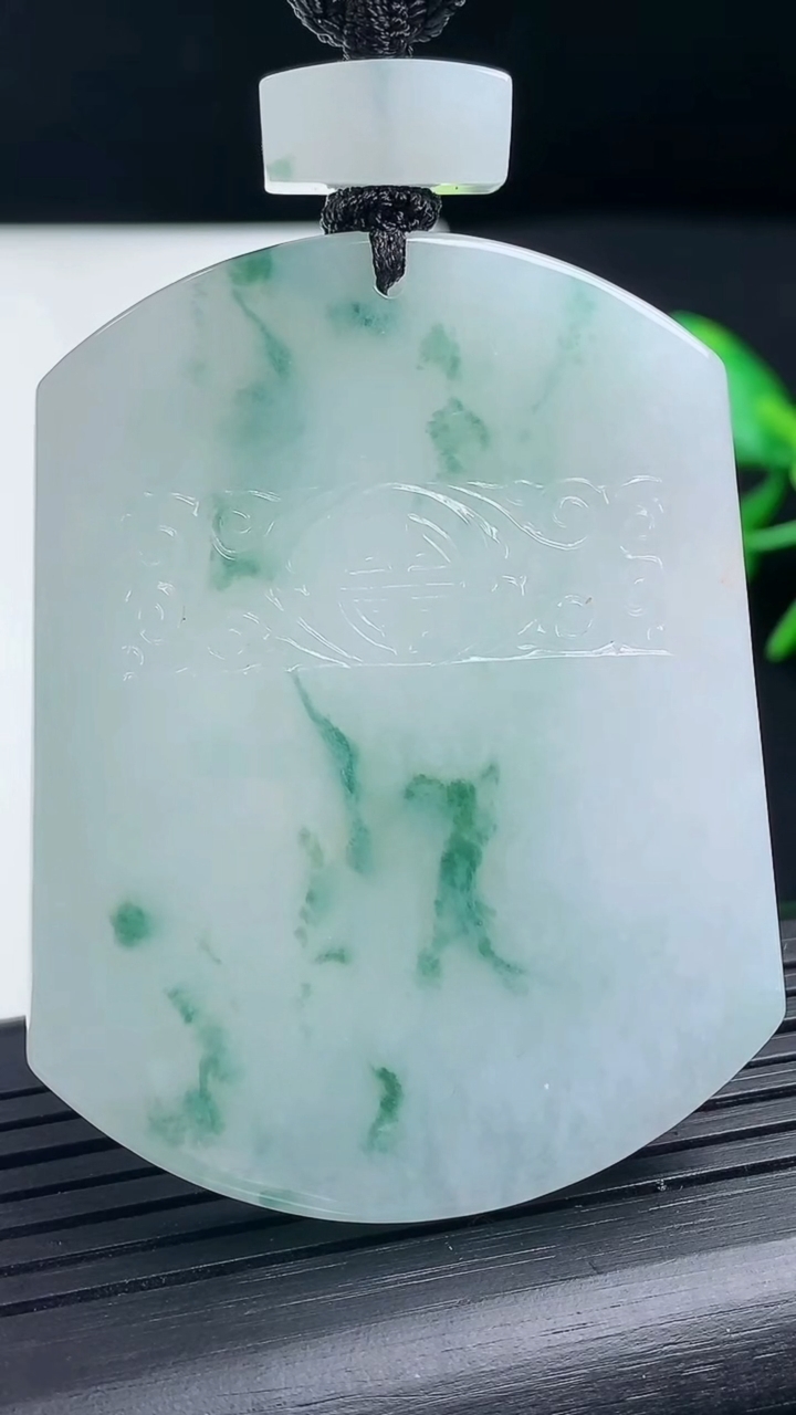 天然A货翡翠飘花仿古无事牌吊坠尺寸53-41.5-6重量:44.63g
3月17日