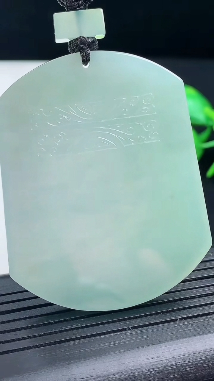 天然A货翡翠仿古无事牌吊坠尺寸53.5-43-5.1重量:37.91g
3月17日