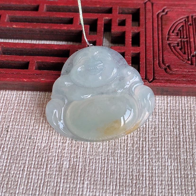 天然A货翡翠飘黄翡佛公吊坠 
尺寸27.2-30.2-5.7mm 重量7.65g 0315