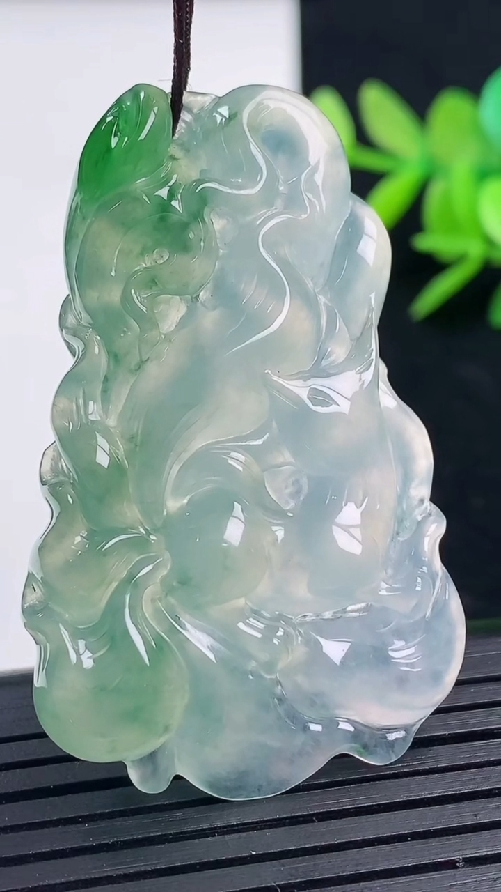 天然A货翡翠九尾狐吊坠尺寸50.3-31.8-5.5重量:18.65g
3月17日