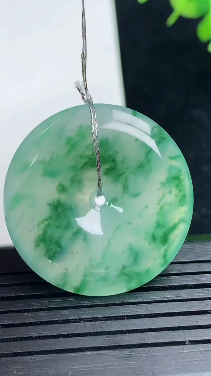 天然A货翡翠种飘花平安扣吊坠尺寸30.7-5.9重量:12.17g
3月17日