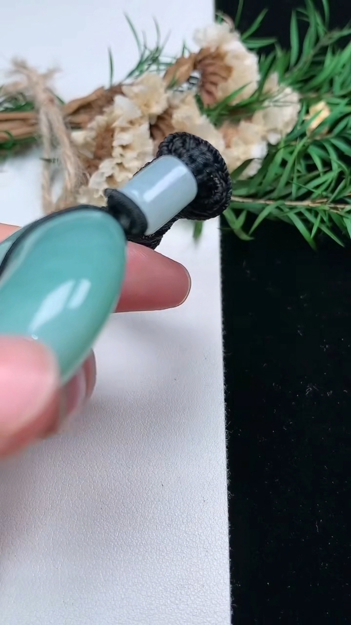 天然A货翡翠平安扣吊坠，尺寸43.8-13.4，重量:56.16g
3月17日