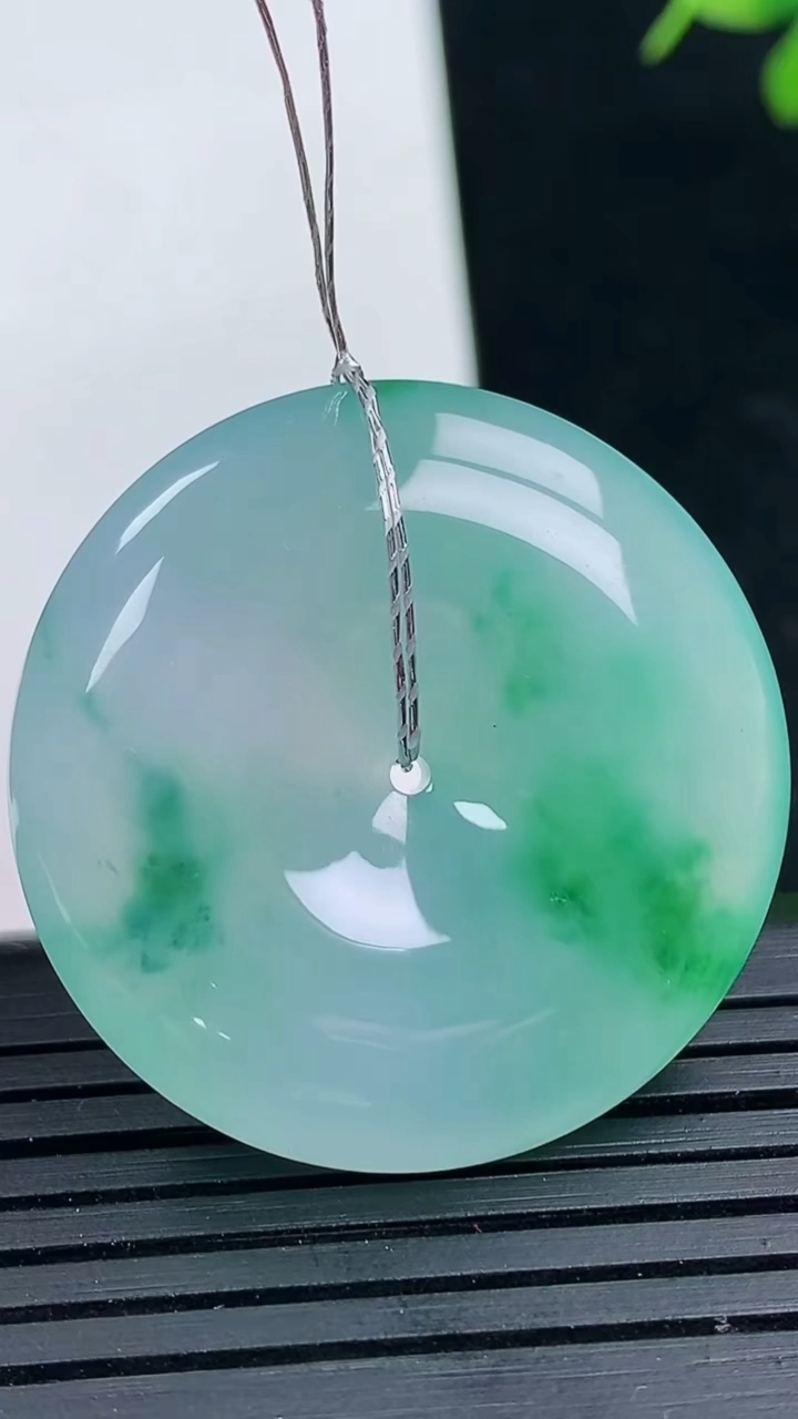 天然A货翡翠平安扣吊坠尺寸37.4-7.9重量:15.86g
3月17日