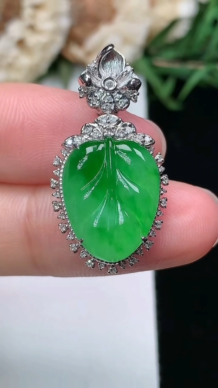 天然A货翡翠金枝玉叶 叶子吊坠，尺寸28.3-14.7-7.6，裸石15-11.7，重量:4.11g