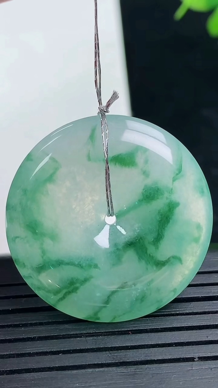 天然A货翡翠种飘花平安扣吊坠尺寸30.2-5.4重量:10.68g
3月17日