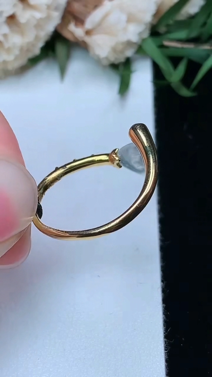 天然A货翡翠白冰莲蓬戒指，尺寸17-4.9-8.2-2.6，重量:2.18g2026年3月17日
工厂直销收藏佳品,种好水足，色泽均匀，有种有色，上手高大气！