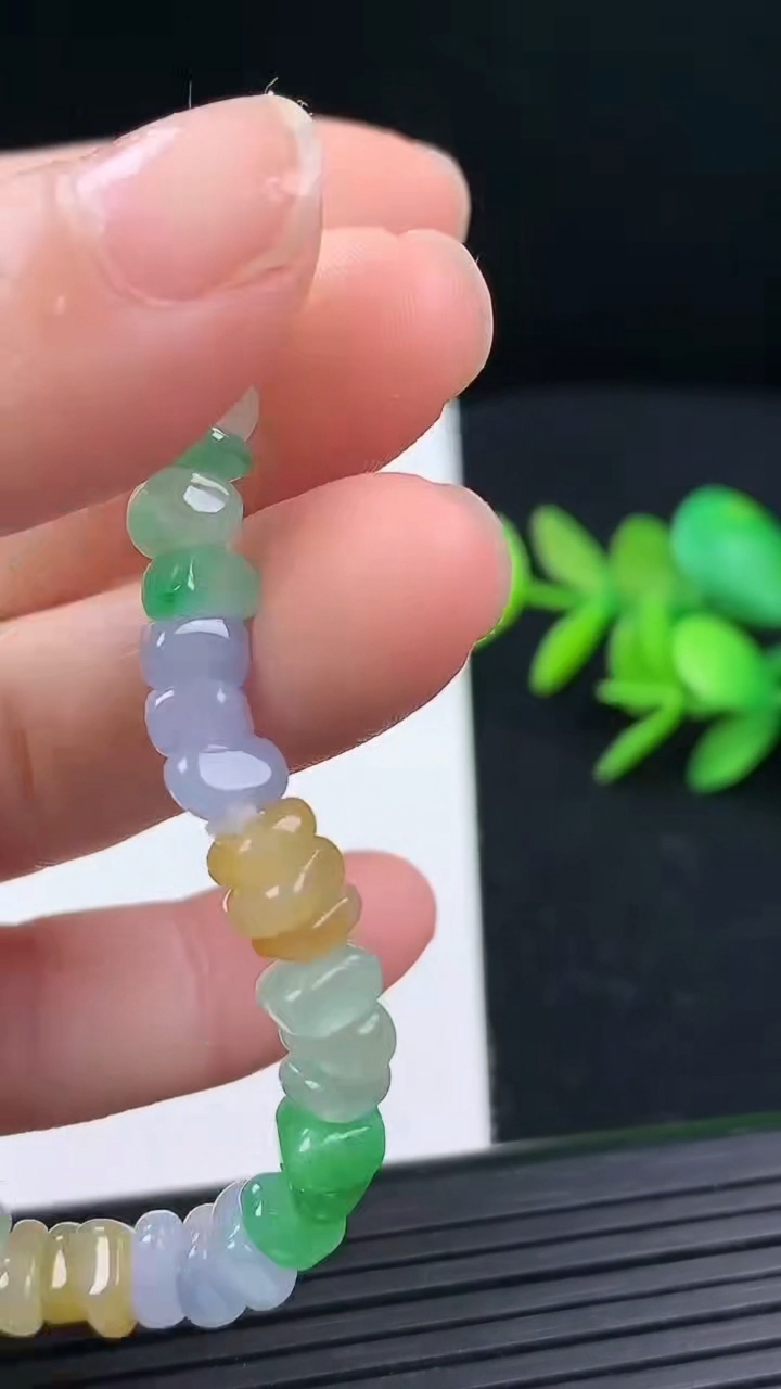 天然A货翡翠三彩原石手串尺寸6.5-5.2-2.9重量:11.46g3月17日
工厂直销收藏佳品,种好水足，色泽均匀，有种有色，上手高大气！