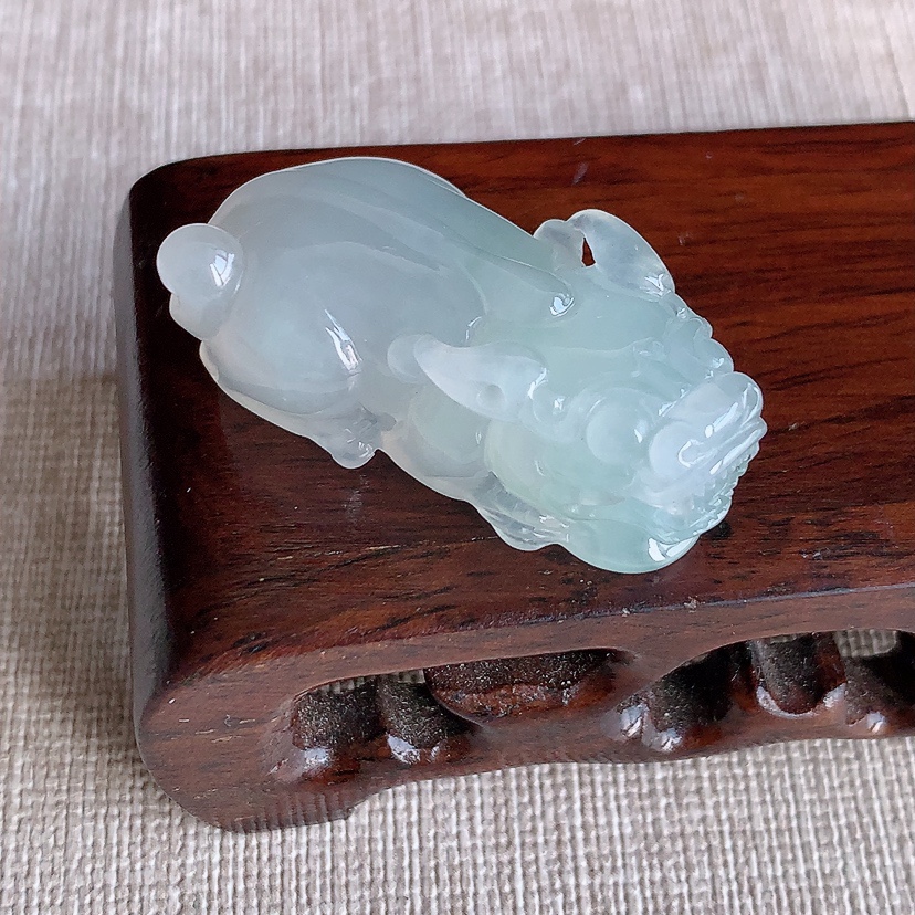 天然A货翡翠晴水招财貔貅吊坠 
尺寸37-18-12mm 重量17.16g 0315