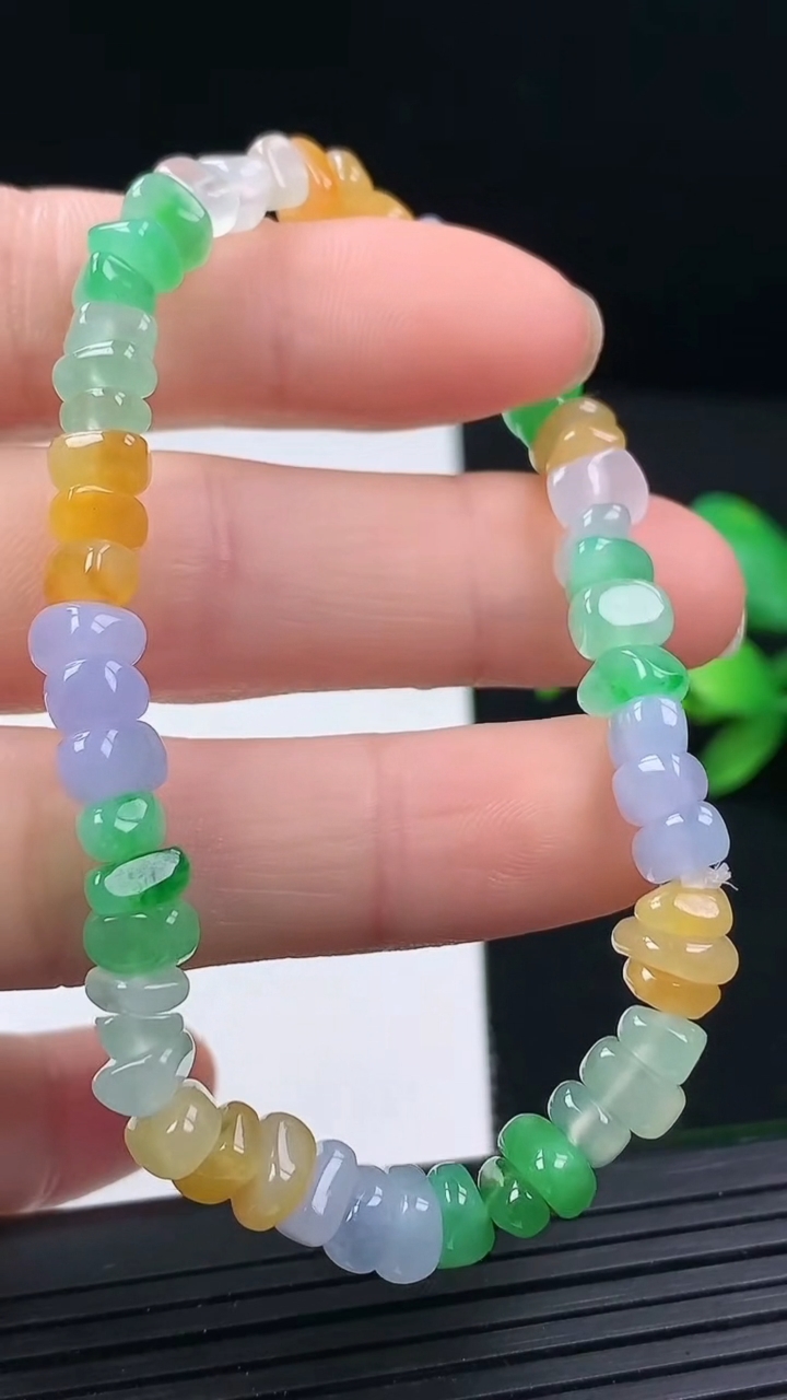 天然A货翡翠三彩原石手串尺寸6.5-5.2-2.9重量:11.46g3月17日
工厂直销收藏佳品,种