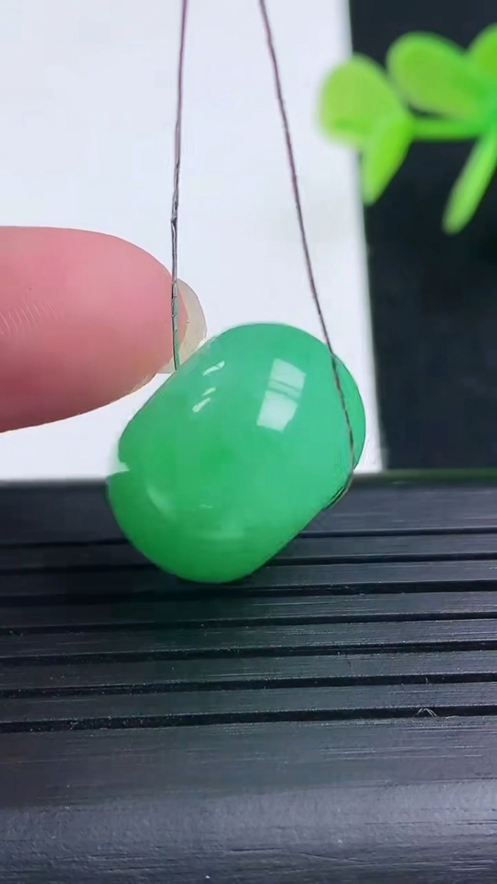 天然A货翡翠路路通吊坠尺寸17.8-12.5重量:8.83g
3月17日